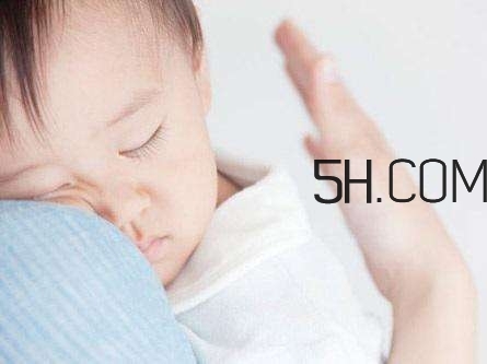 抱著寶寶睡覺到底好不好？如何糾正抱著寶寶睡覺？