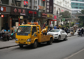 汽車拖車費(fèi)能報(bào)嗎？汽車的前后拖車孔怎么打開？