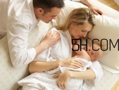 抱著寶寶睡覺到底好不好？如何糾正抱著寶寶睡覺？