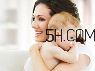 抱著寶寶睡覺到底好不好？如何糾正抱著寶寶睡覺？