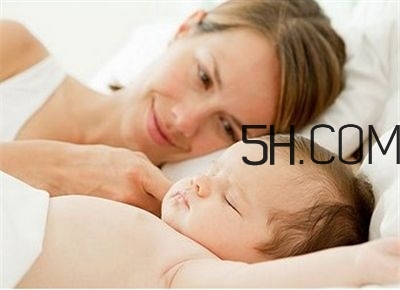 抱著寶寶睡覺到底好不好？如何糾正抱著寶寶睡覺？