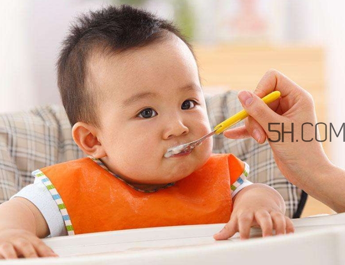 母乳和奶粉哪個好？媽媽開心最重要