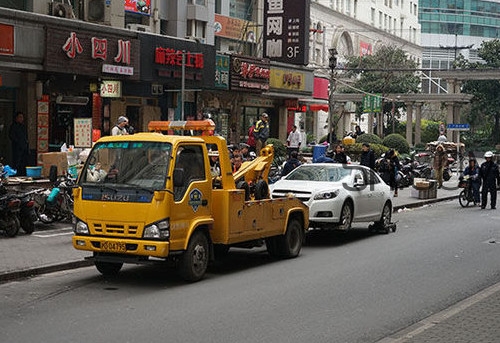 汽車拖車費(fèi)能報(bào)嗎？汽車的前后拖車孔怎么打開？