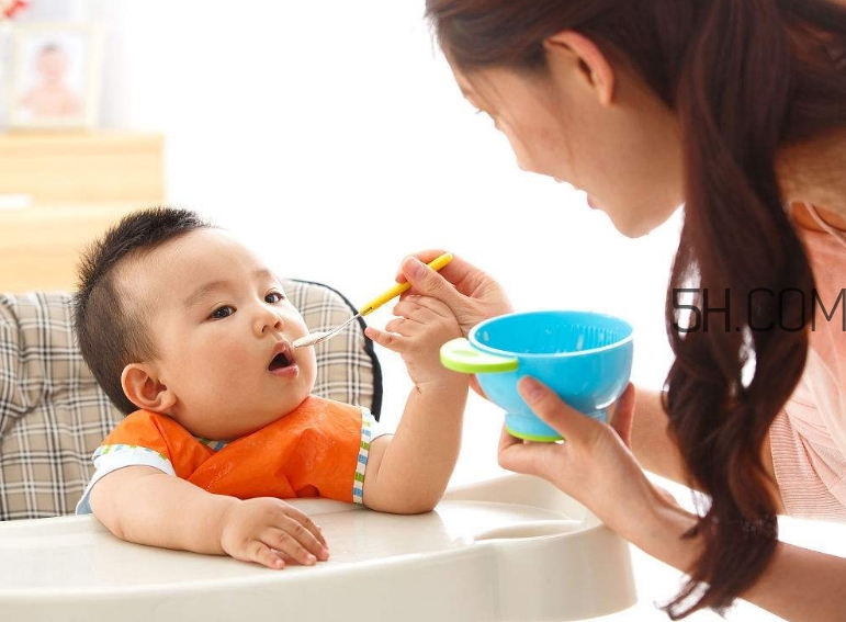寶寶多大可以自己吃飯？如何讓寶寶愛上吃飯？