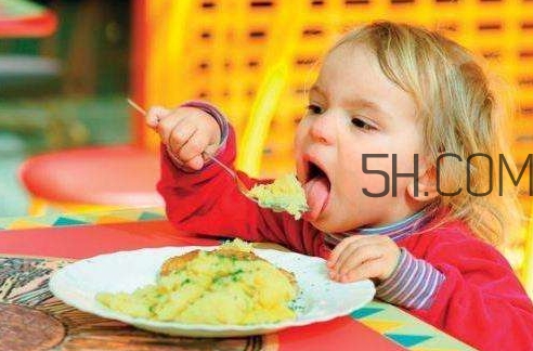 教會(huì)寶寶自己吃飯，你做到這些了嗎？
