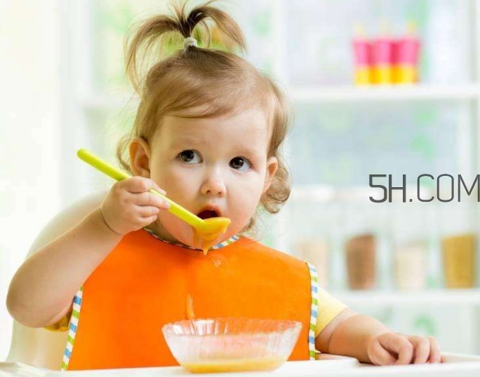 寶寶多大可以自己吃飯？如何讓寶寶愛上吃飯？