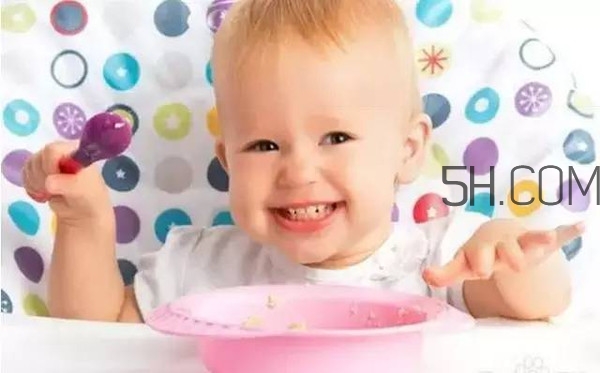 寶寶多大可以自己吃飯？如何讓寶寶愛上吃飯？