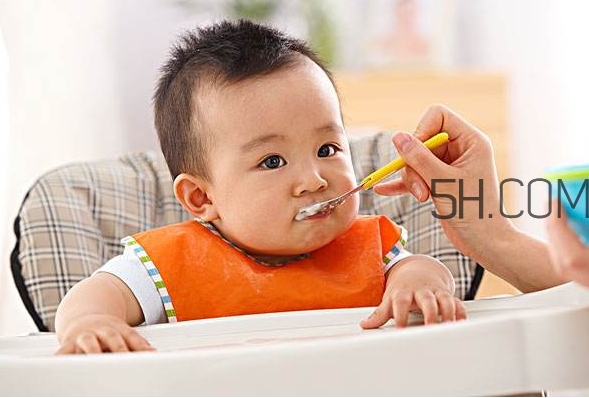 寶寶多大可以自己吃飯？如何讓寶寶愛上吃飯？