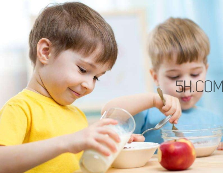 寶寶多大可以自己吃飯？如何讓寶寶愛上吃飯？