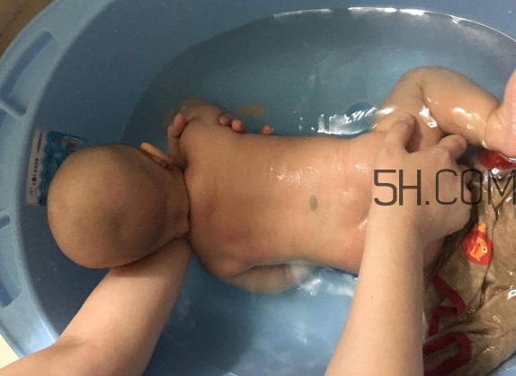 如何正確給寶寶洗澡？給寶寶洗澡水溫多少度？