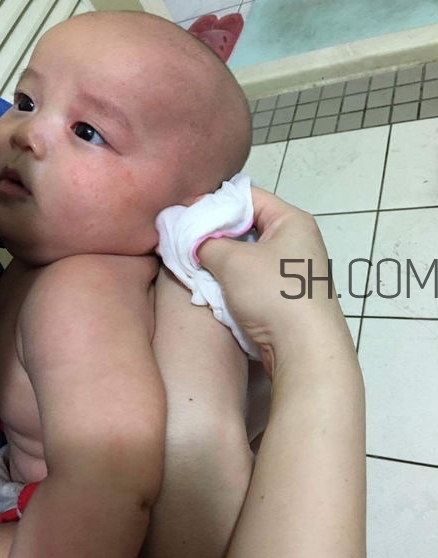 如何正確給寶寶洗澡？給寶寶洗澡水溫多少度？