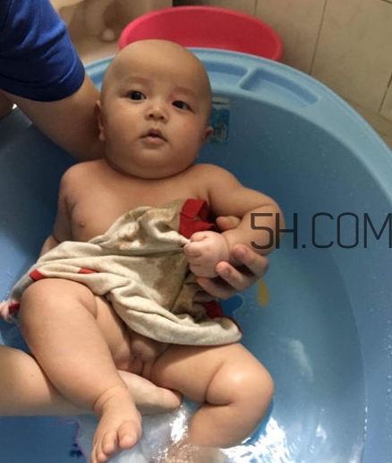 如何正確給寶寶洗澡？給寶寶洗澡水溫多少度？