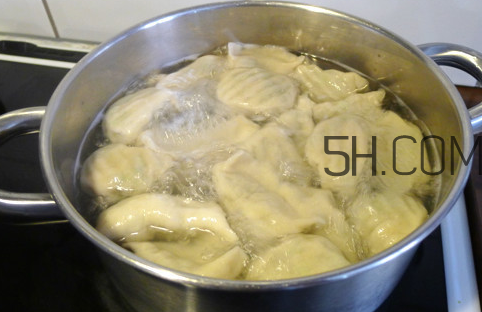 為什么餃子煮熟了會(huì)浮起來(lái)？餃子煮多久才熟？