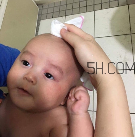 如何正確給寶寶洗澡？給寶寶洗澡水溫多少度？