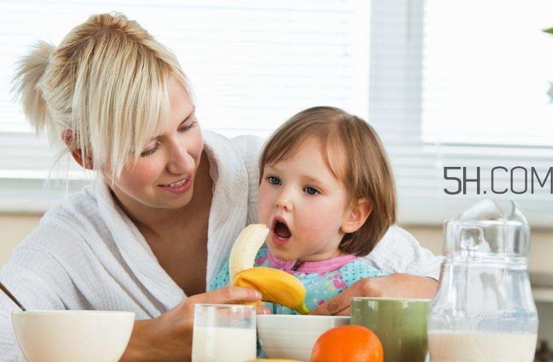寶寶多大可以自己吃飯？如何讓寶寶愛上吃飯？