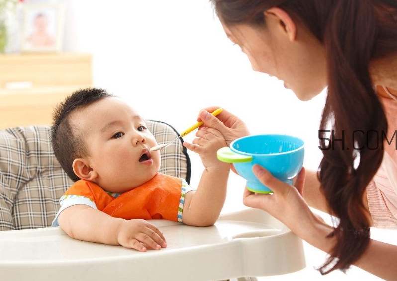 教會(huì)寶寶自己吃飯，你做到這些了嗎？