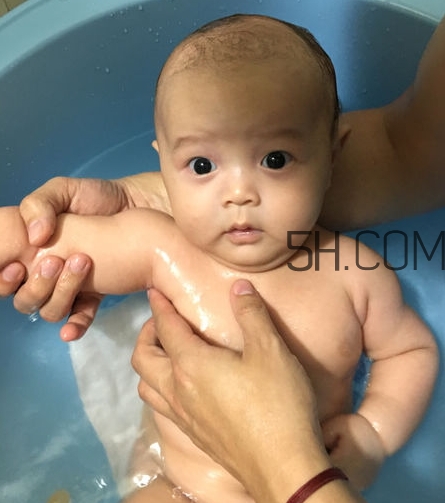 如何正確給寶寶洗澡？給寶寶洗澡水溫多少度？