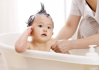 如何正確給寶寶洗澡？給寶寶洗澡水溫多少度？