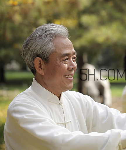 頸椎病能游泳嗎？頸椎病能引起胸疼嗎？