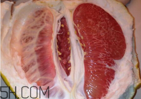 紅心柚和白心柚有什么區(qū)別？柚子皮泡水喝的作用？