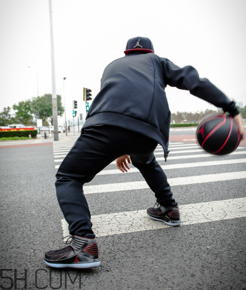 air jordan 32黑紅禁穿配色上腳效果怎么樣？