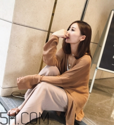 焦糖色風衣配什么內(nèi)搭？焦糖色風衣里面穿什么