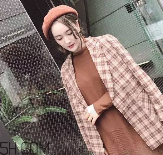 焦糖色毛衣配什么外套？焦糖色毛衣配什么顏色外套好看