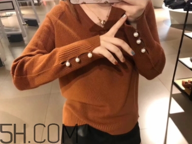 焦糖色毛衣配什么外套？焦糖色毛衣配什么顏色外套好看