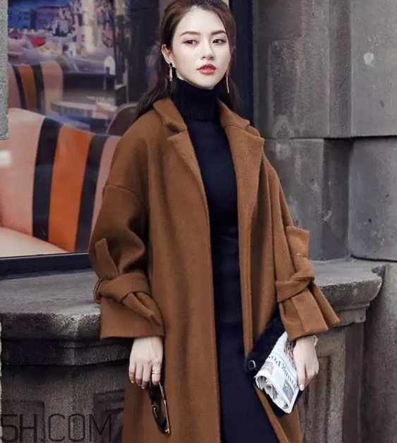 焦糖色大衣配什么顏色圍巾？焦糖色呢子配什么圍巾