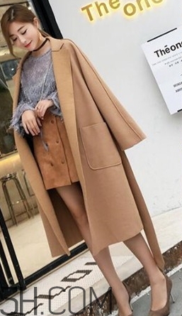 焦糖色風(fēng)衣搭配什么鞋子？焦糖色風(fēng)衣搭配什么襪子