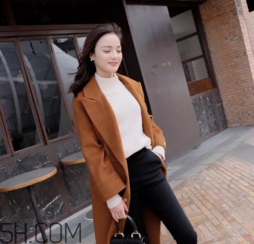 焦糖色風(fēng)衣配什么褲子？焦糖色風(fēng)衣搭配褲子顏色
