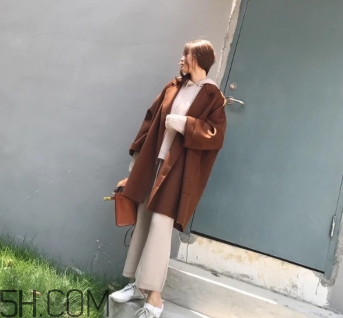 焦糖色風(fēng)衣配什么褲子？焦糖色風(fēng)衣搭配褲子顏色