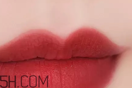 姨媽色口紅適合什么膚色？姨媽色口紅顯白嗎