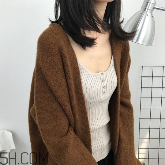 焦糖色毛衣配什么顏色好看？焦糖色毛衣搭配圖片