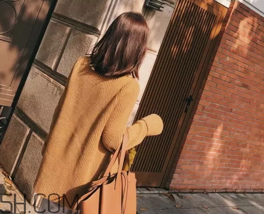 焦糖色毛衣配什么顏色好看？焦糖色毛衣搭配圖片