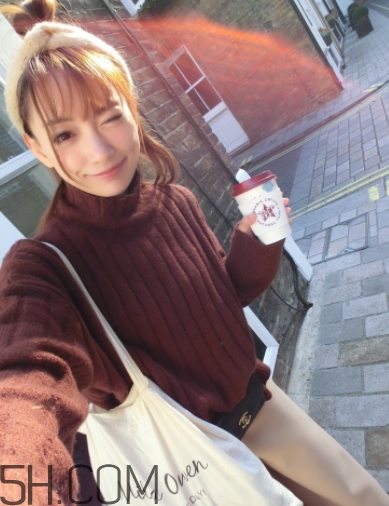 焦糖色毛衣配什么褲子？焦糖色毛衣配什么鞋子？