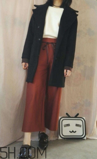 焦糖色褲子配什么顏色外套？焦糖色褲子怎么搭配圖片