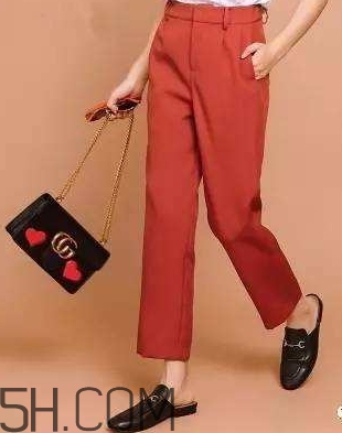 焦糖色褲子配什么鞋子？焦糖色褲子配什么襪子