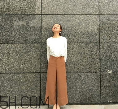 焦糖色褲子配什么鞋子？焦糖色褲子配什么襪子