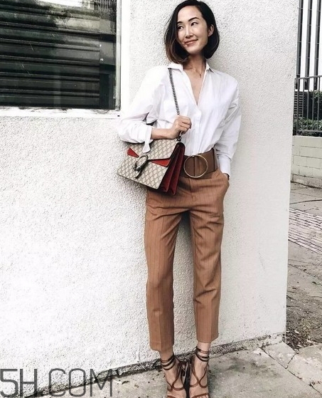 焦糖色褲子配什么鞋子？焦糖色褲子配什么襪子