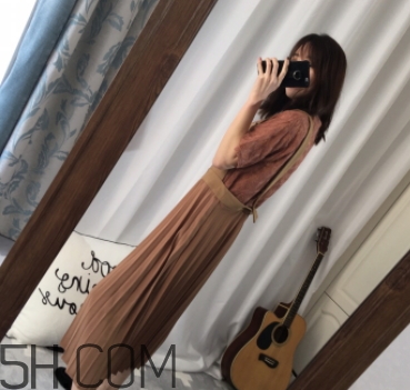 焦糖色裙子配什么上衣？焦糖色裙子配什么顏色上衣好看