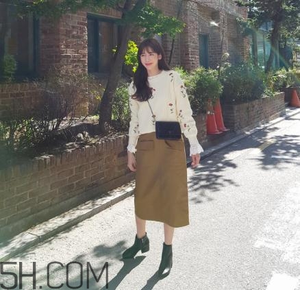 白色毛衣搭配什么裙子？白色毛衣搭配裙子圖片
