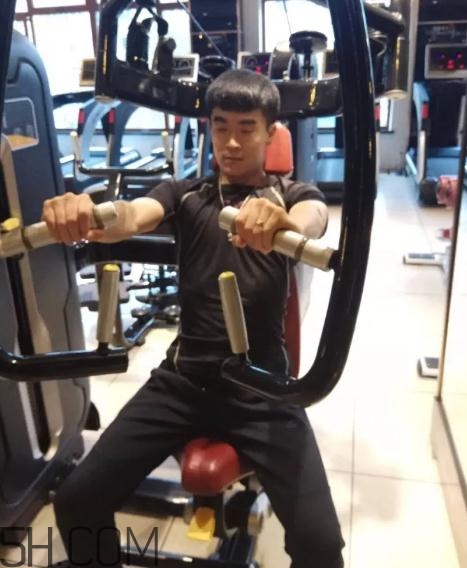 坐姿推胸多重合適？坐姿推胸怎么確定重量？