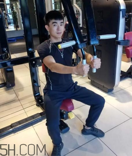 坐姿推胸多重合適？坐姿推胸怎么確定重量？