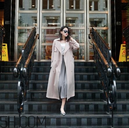 粉色衣服配什么顏色的褲子？粉色衣服搭配褲子圖片