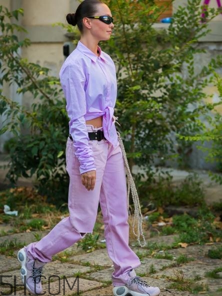 粉色衣服配什么顏色的褲子？粉色衣服搭配褲子圖片