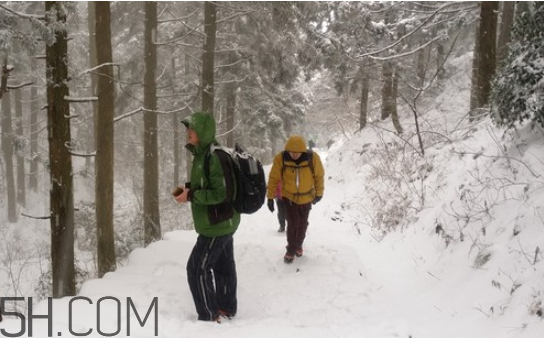 下雪爬山要準(zhǔn)備什么？爬山后小腿疼怎么按摩？