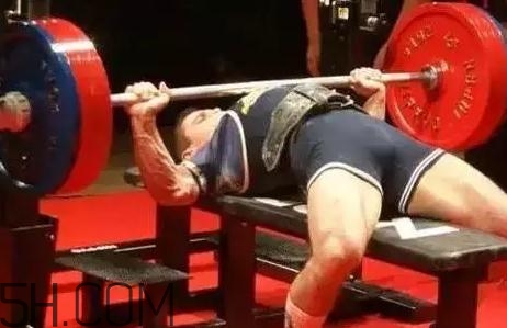 什么是斷頭臺臥推？杠鈴斷頭臺臥推怎么做？