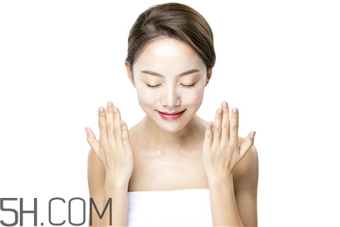 青春痘能用紅霉素軟膏嗎？青春痘能用蘆薈膠嗎？