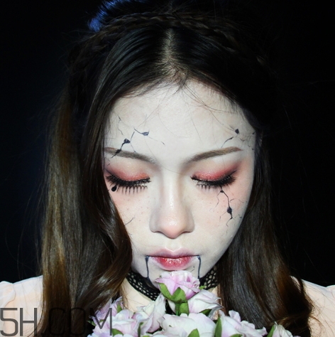 破碎娃娃妝怎么化？萬(wàn)圣節(jié)破碎娃娃妝畫(huà)法教程